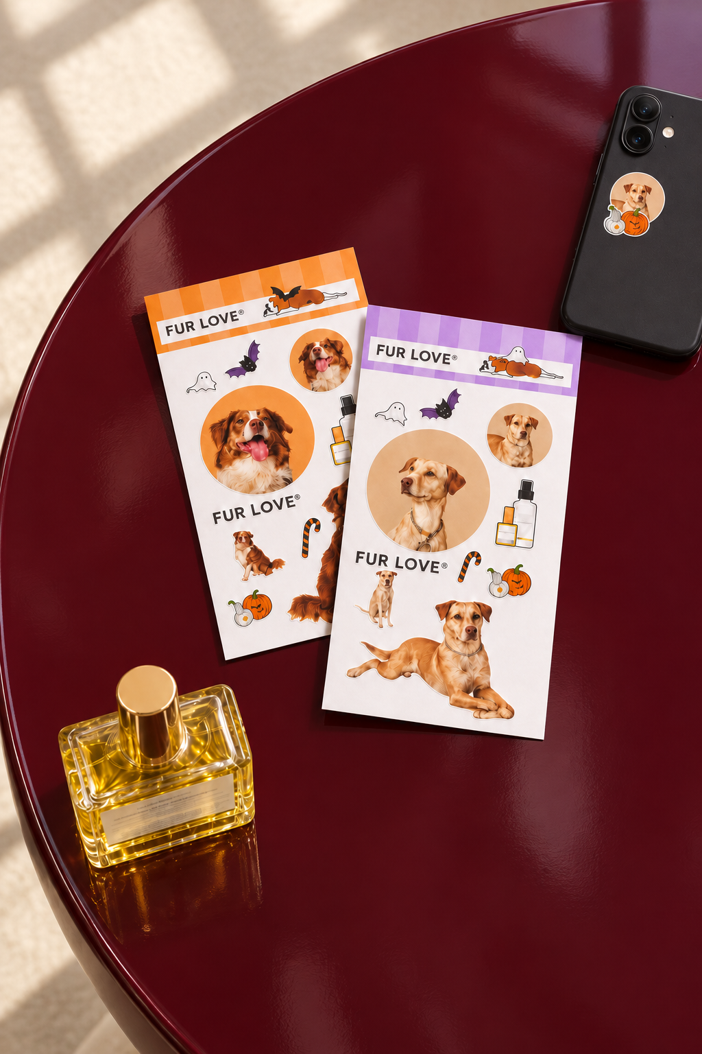 Planches de stickers personnalisés Halloween Fur Love sur une table bordeaux.