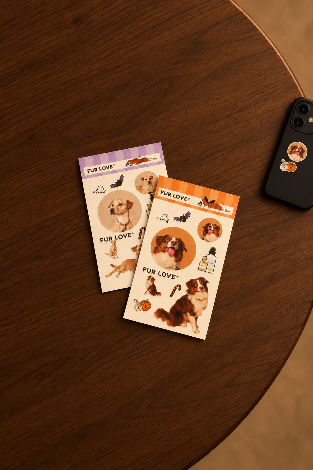 Planches de stickers personnalisés pour chiens Fur Love, motifs citrouille, fantôme et chauve-souris, sur une table en bois.