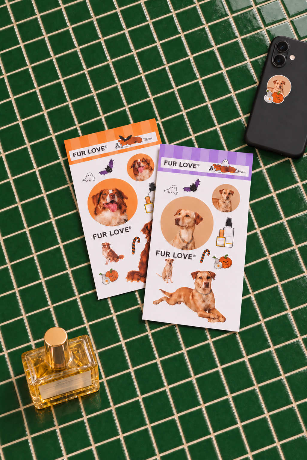 Stickers personnalisés Halloween Fur Love avec portraits de chiens sur un carrelage vert.